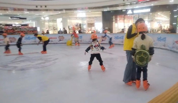 莆田万达广场中庭滑冰场